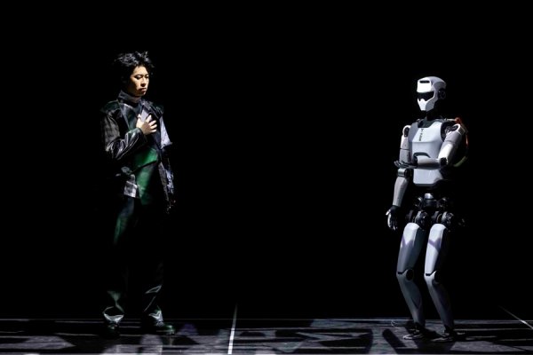 K线猎手 Tiago机器人、移动双臂机器人登台演戏，《巨物之城》展现“人机共生”