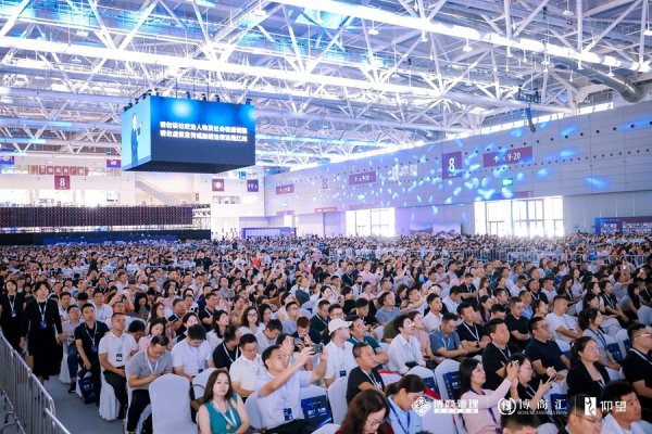 银泰融通 第六届博商民企盛典圆满落幕，博商AI智能体首亮相，众多大咖引领企业创新新风向